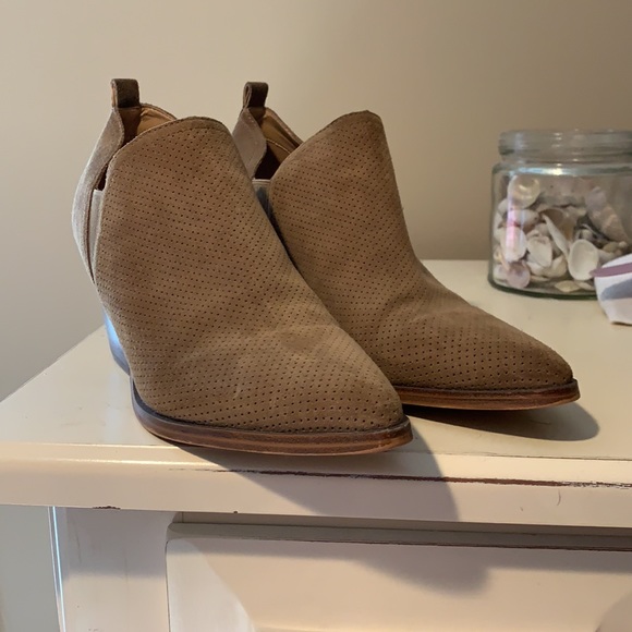 Marc Fisher tan suede booties sz 10 - Picture 3 of 9